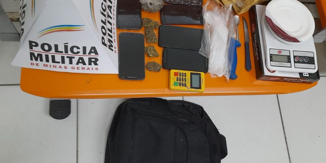 Dupla suspeita de tráfico de drogas tenta fugir da PM e é detida em estacionamento de supermercado em Poços