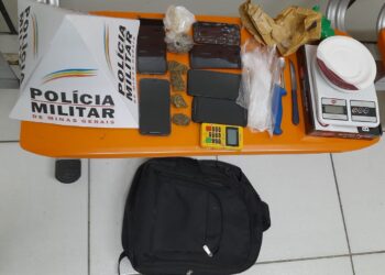 Dupla suspeita de tráfico de drogas tenta fugir da PM e é detida em estacionamento de supermercado em Poços