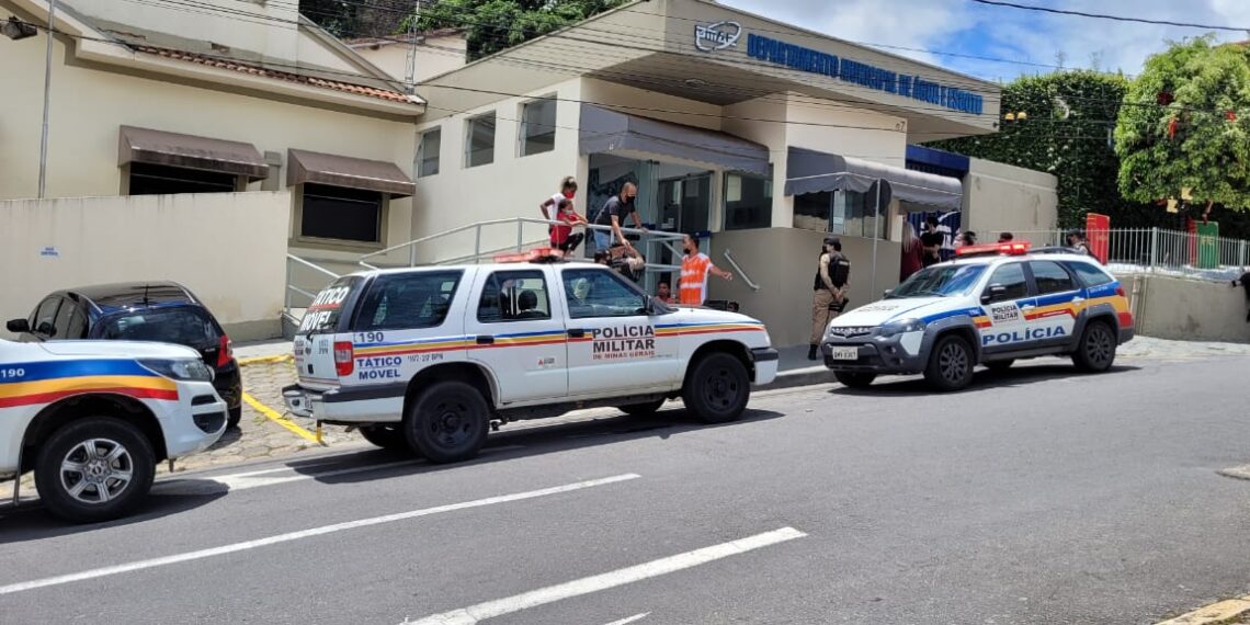 Sem água em condomínio, moradores manifestam na sede do Dmae em Poços de Caldas