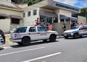 Sem água em condomínio, moradores manifestam na sede do Dmae em Poços de Caldas