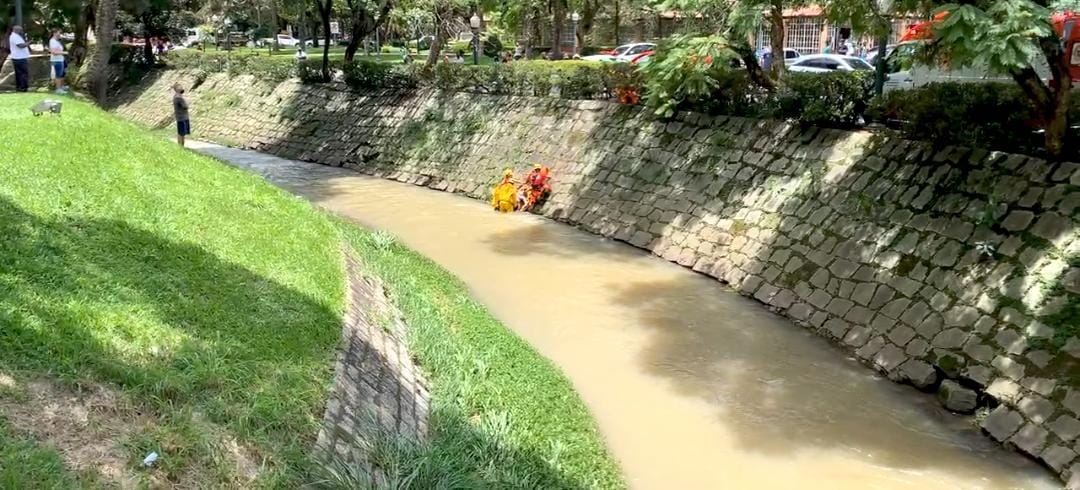 Mulher é resgatada de ribeirão em Poços de Caldas