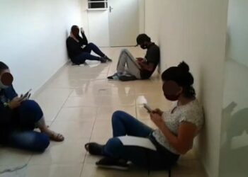 Vídeo mostra pessoas aguardando atendimento no chão de Hospital de Campanha de Poços