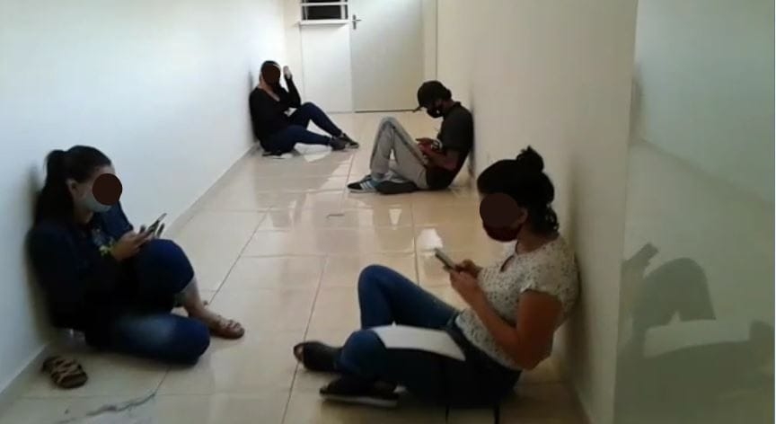 Vídeo mostra pessoas aguardando atendimento no chão de Hospital de Campanha de Poços