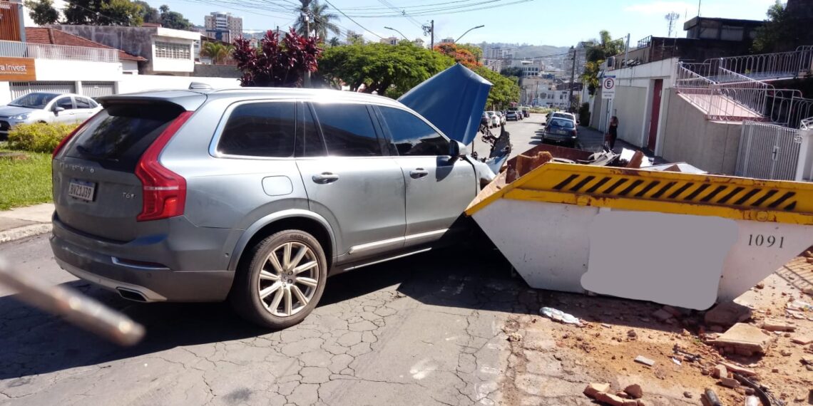 Carro bate em caçamba no centro de Poços