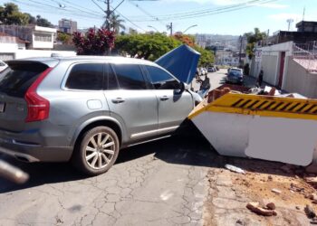 Carro bate em caçamba no centro de Poços