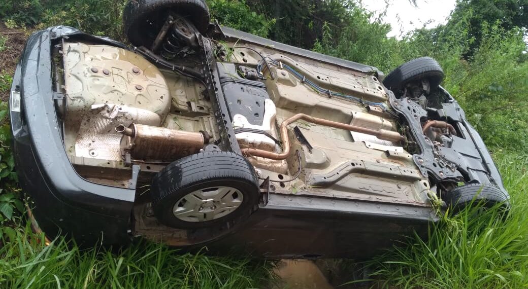 Após aquaplanagem carro tomba na MGC-267 em Poços de Caldas