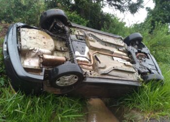 Após aquaplanagem carro tomba na MGC-267 em Poços de Caldas