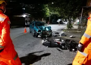 Carro e moto se envolvem em acidente no bairro Santa Rosália, em Poços de Caldas