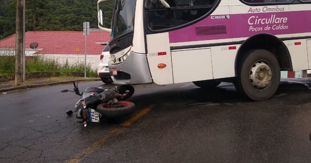 Acidente entre moto e ônibus é registrado na zona leste de Poços de Caldas