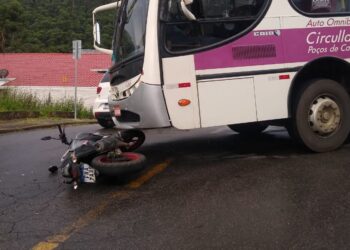 Acidente entre moto e ônibus é registrado na zona leste de Poços de Caldas