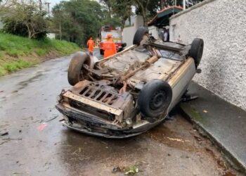 Carro capota no Bairro Bortolan em Poços de Caldas