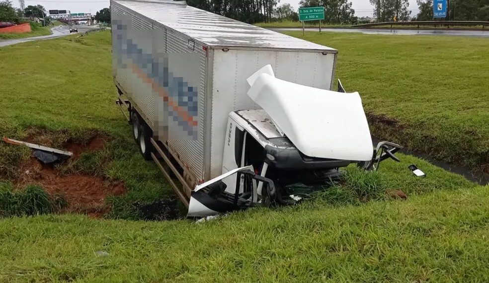 Acidentes envolvendo caminhões causam duas mortes na região