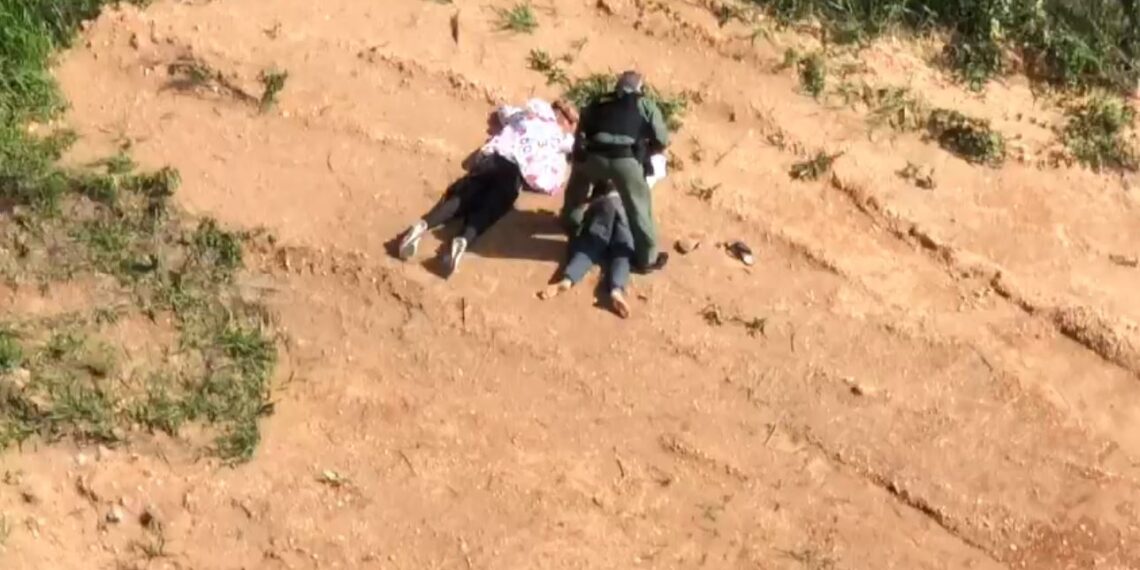 Com apoio de helicóptero, PM prende suspeitos e apreende menores por tráfico