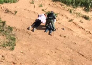 Com apoio de helicóptero, PM prende suspeitos e apreende menores por tráfico