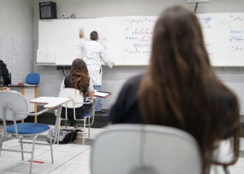 Aulas presenciais com 100% da capacidade de escolas serão mantidas em Poços