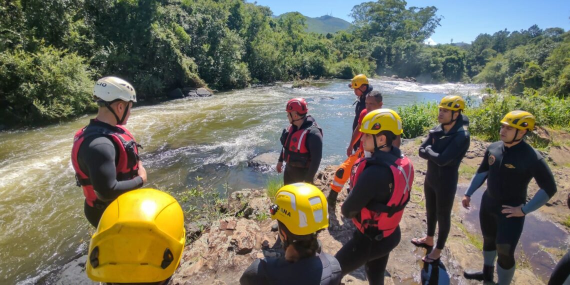 Militares do Corpo de Bombeiros realizam curso de salvamento em enchentes