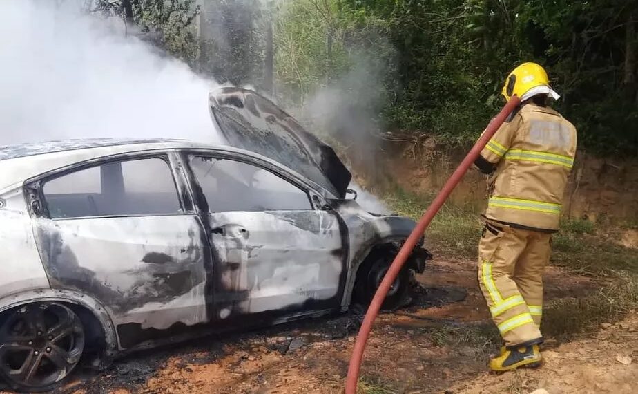 Veículo incendiado é encontrado na zona rural de Guaxupé