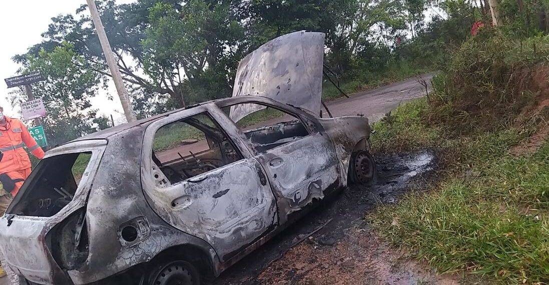 Carro fica completamente destruído após incêndio em Poços de Caldas