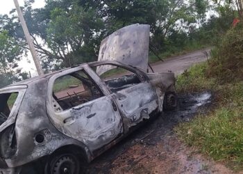 Carro fica completamente destruído após incêndio em Poços de Caldas