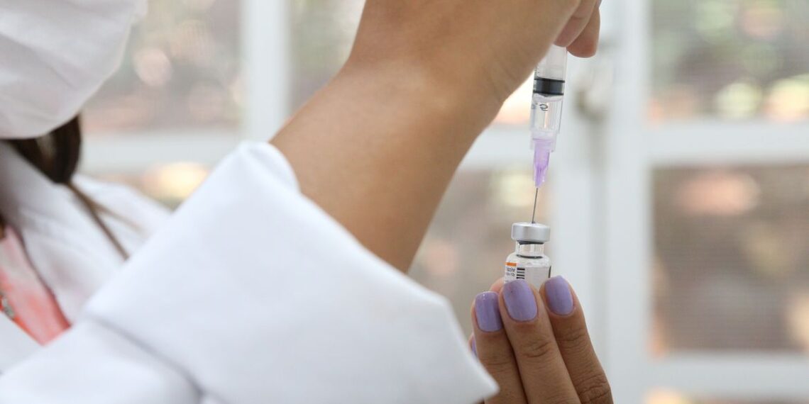 Covid-19: casos em acompanhamento mais do que dobram em uma semana