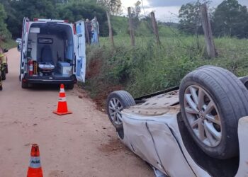 Carro capota e mulher de 26 anos morre em acidente em Juruaia