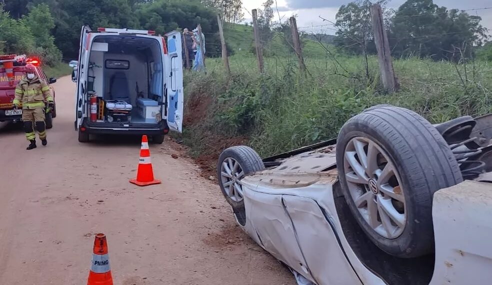Carro capota e mulher de 26 anos morre em acidente em Juruaia