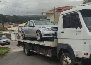 Motorista de carro de luxo foge da PM, joga veículo contra policiais, mas acaba preso em Caldas