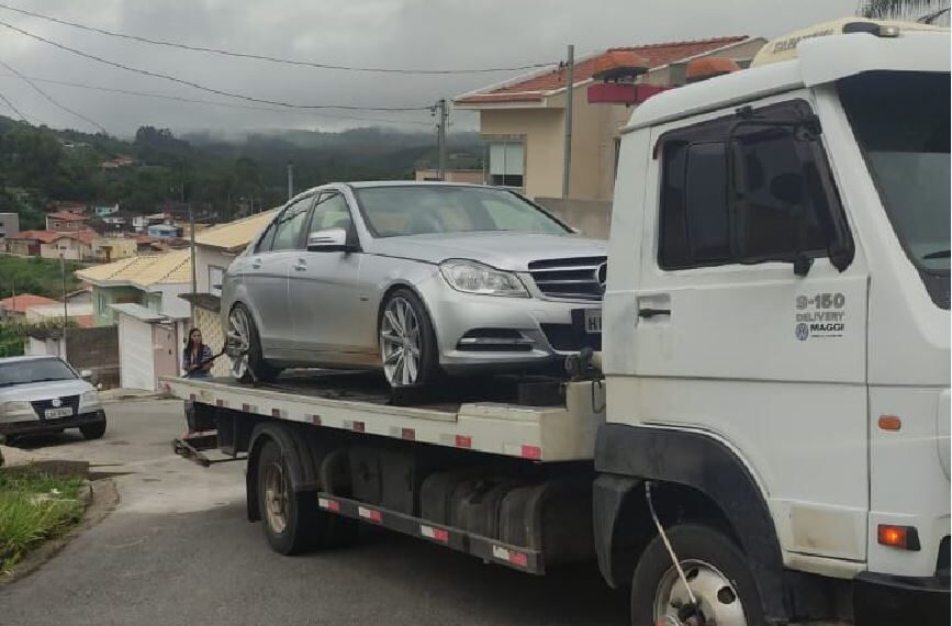 Motorista de carro de luxo foge da PM, joga veículo contra policiais, mas acaba preso em Caldas
