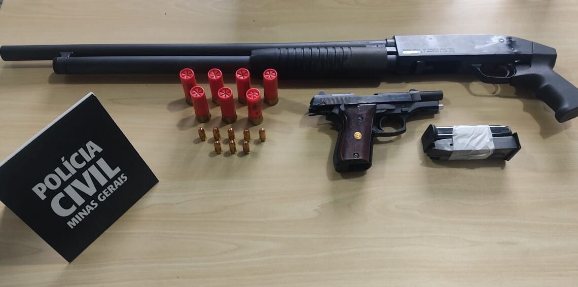 Homem entrega armas de fogo registradas para Polícia Civil de Poços