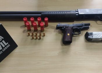 Homem entrega armas de fogo registradas para Polícia Civil de Poços