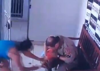 Policial salva criança que não conseguia respirar; veja o vídeo