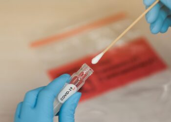 Procon fiscaliza preço de testes de covid e influenza em farmácias e laboratórios em Poços de Caldas