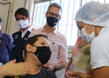 Primeira criança vacinada em Minas Gerais contra Covid-19 tem dez anos