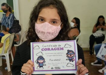 Primeira criança é vacinada contra a covid-19 em Poços de Caldas