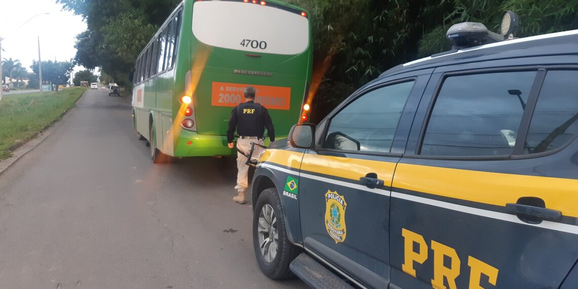 Ônibus com restrição de circulação é apreendido pela PRF em Poços de Caldas
