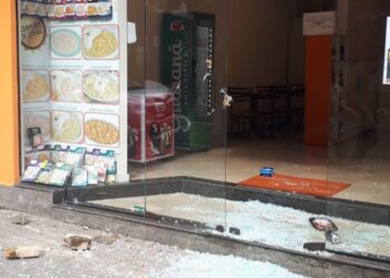 Estabelecimento tem portas quebradas e é invadido e furtado em Poços de Caldas