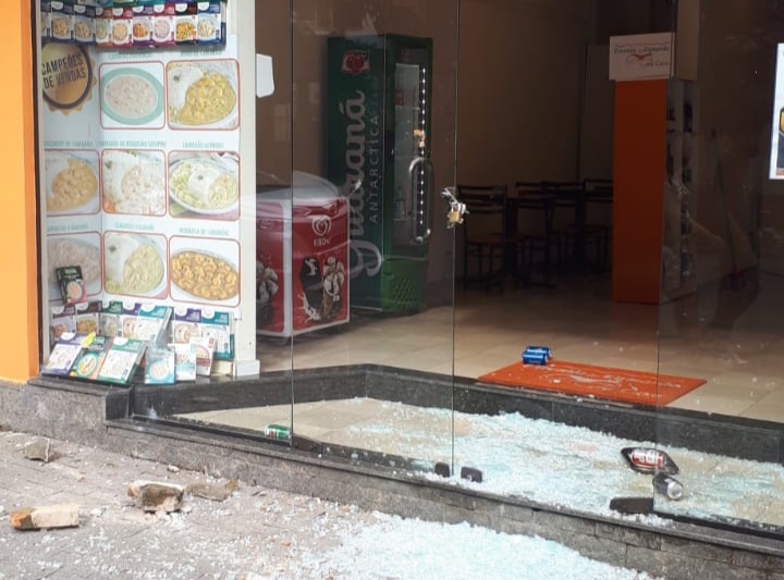 Estabelecimento tem portas quebradas e é invadido e furtado em Poços de Caldas