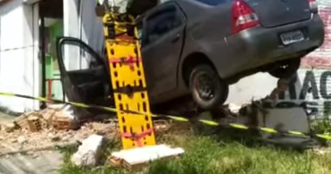 Carro bate em muro de residência após motorista passar mal em Poços de Caldas
