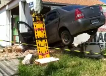 Carro bate em muro de residência após motorista passar mal em Poços de Caldas