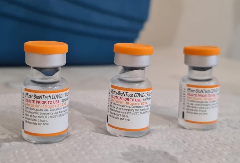 Vacinação contra Covid-19 será retomada na segunda-feira em Poços