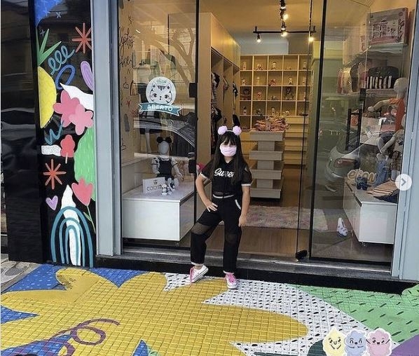 Loja de Poços é notificada pela prefeitura para apagar arte feita em calçada