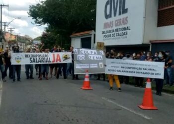Agentes das forças de segurança de Poços protestam contra reajuste salarial anunciado por Zema