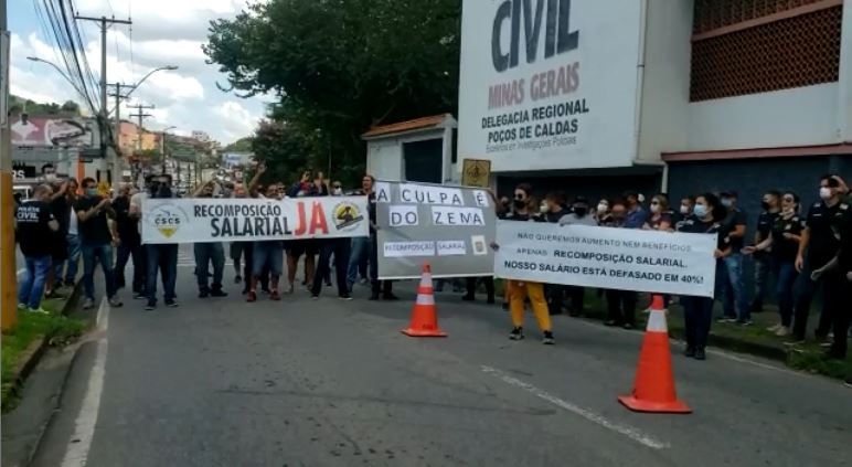 Agentes das forças de segurança de Poços protestam contra reajuste salarial anunciado por Zema
