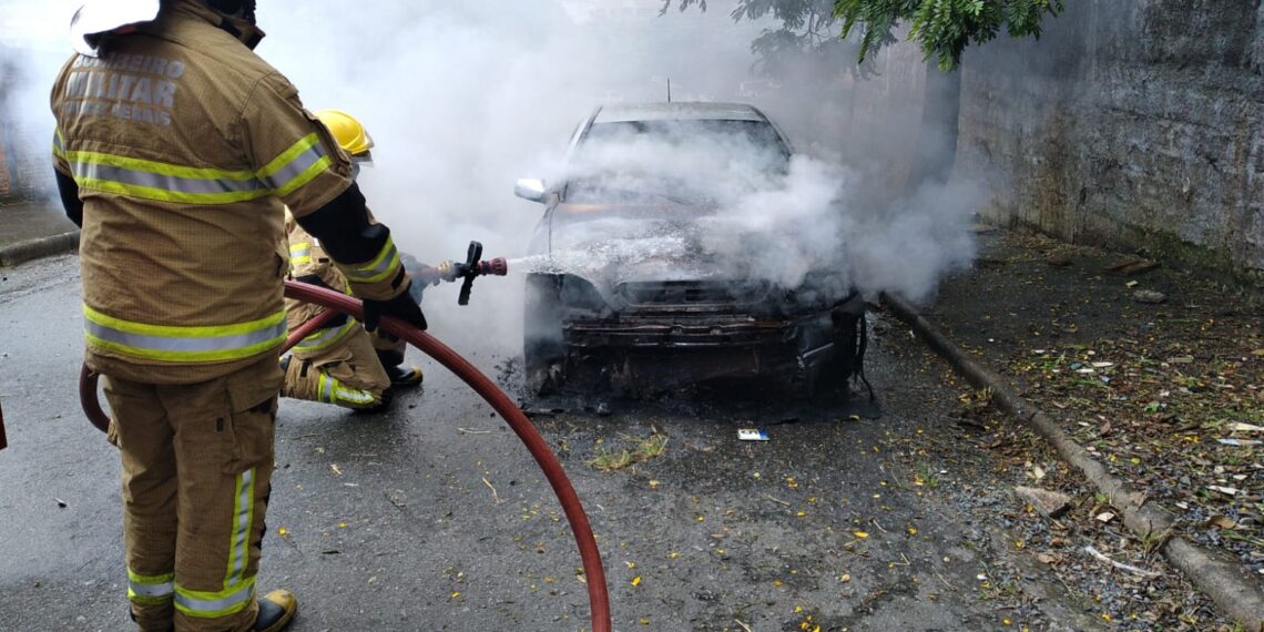 Incêndio criminoso destrói veículo no bairro Dom Bosco, em Poços de Caldas