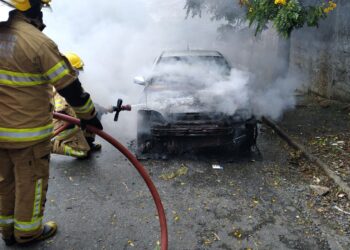 Incêndio criminoso destrói veículo no bairro Dom Bosco, em Poços de Caldas