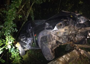 Veículo cai em ponte na Avenida João Pinheiro, em Poços de Caldas 