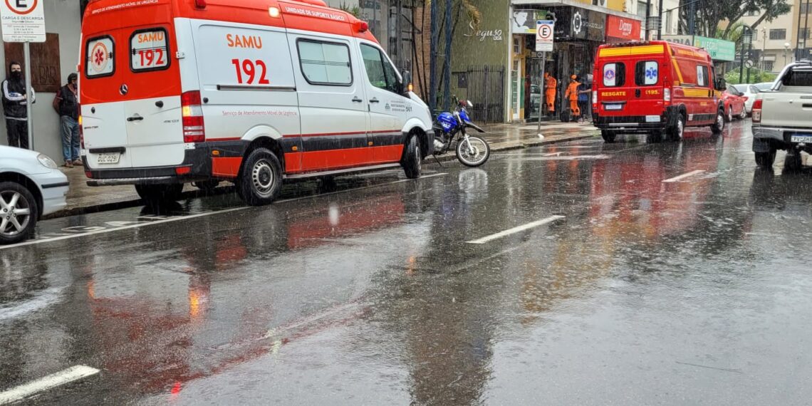 Acidente entre moto e carro no centro de Poços mobiliza bombeiro e Samu