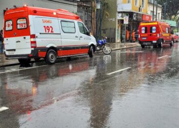 Acidente entre moto e carro no centro de Poços mobiliza bombeiro e Samu