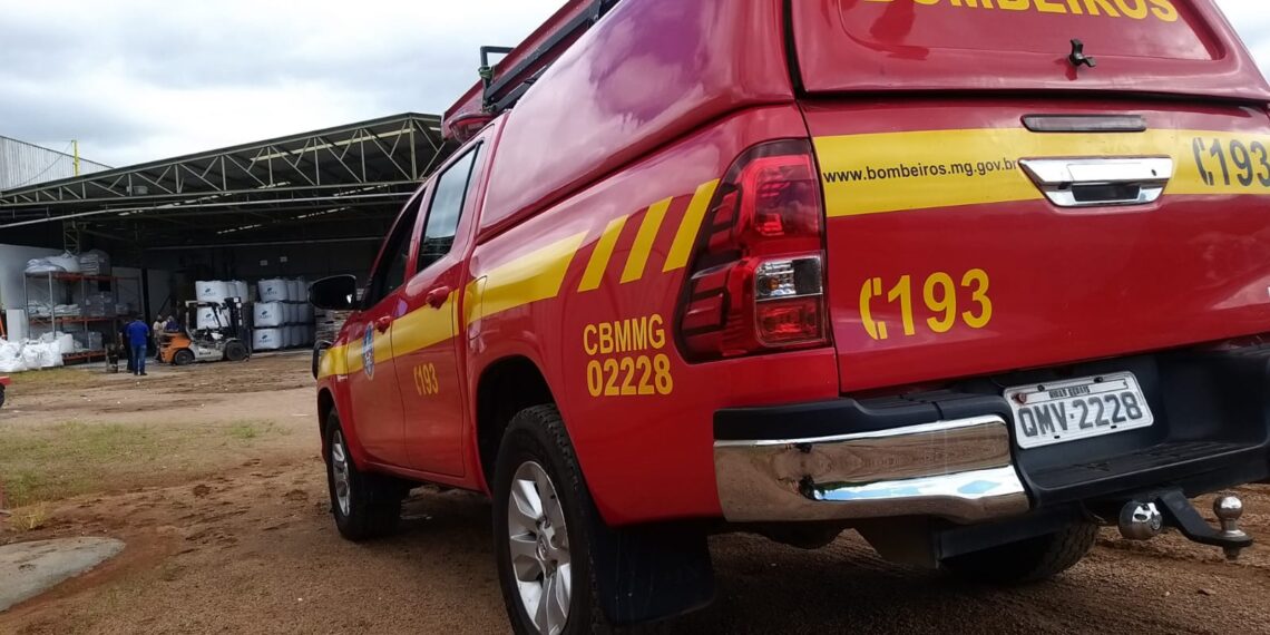 Bombeiros de Poços atendem ocorrência de incêndio em empilhadeira na cidade de Andradas