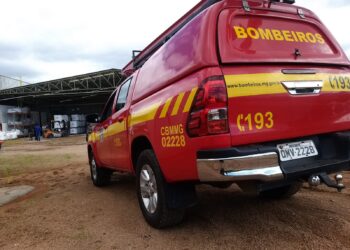 Bombeiros de Poços atendem ocorrência de incêndio em empilhadeira na cidade de Andradas